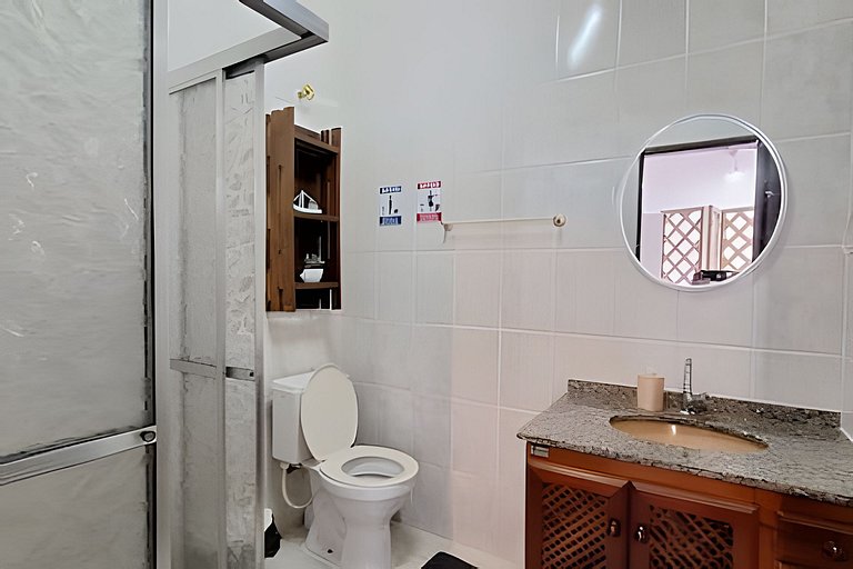 Estilo colonial com piscina e perto da praia