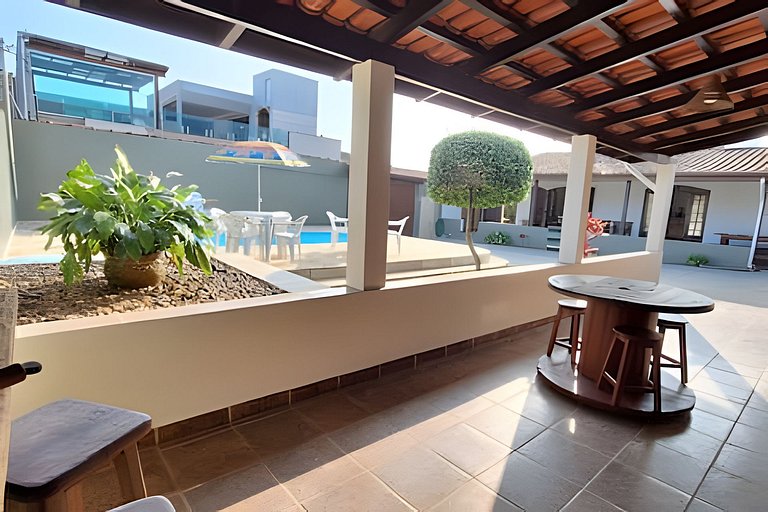 Estilo colonial com piscina e perto da praia