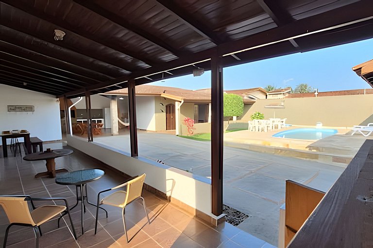 Estilo colonial com piscina e perto da praia