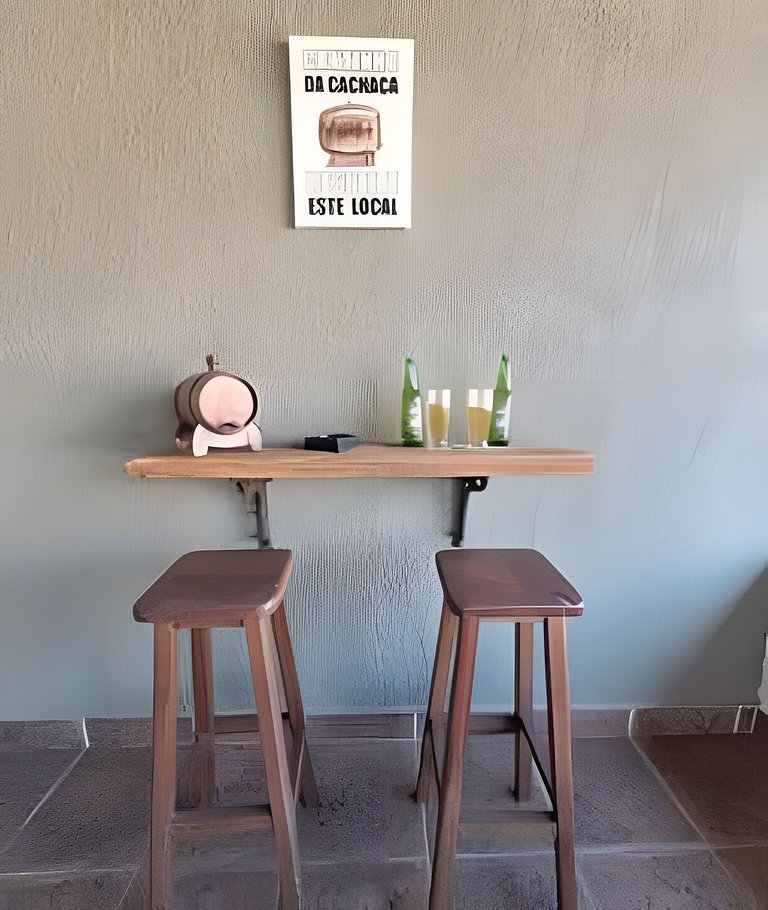 Estilo colonial com piscina e perto da praia