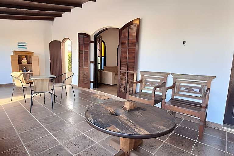 Estilo colonial com piscina e perto da praia