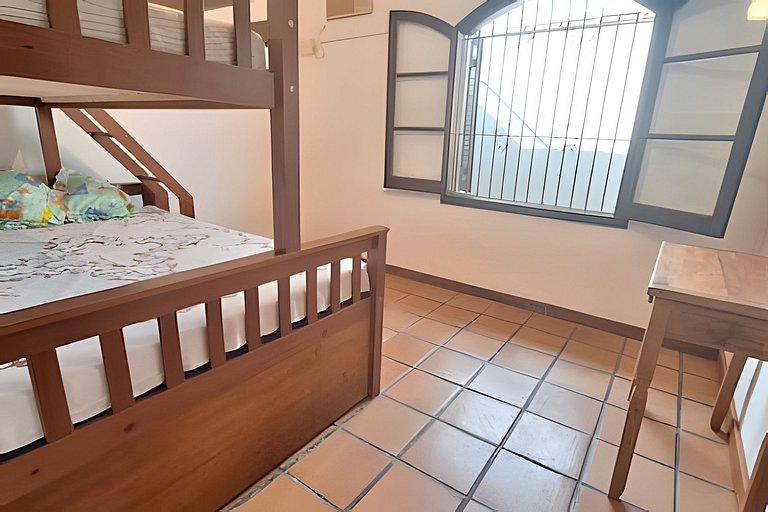 Estilo colonial com piscina e perto da praia