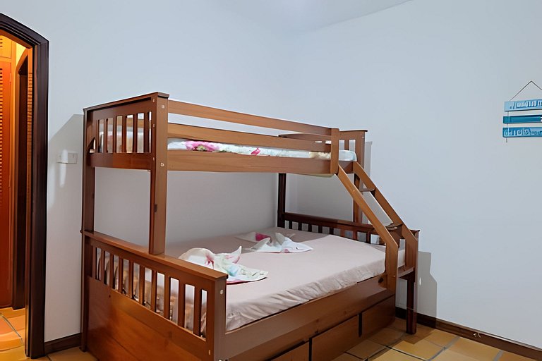 Estilo colonial com piscina e perto da praia