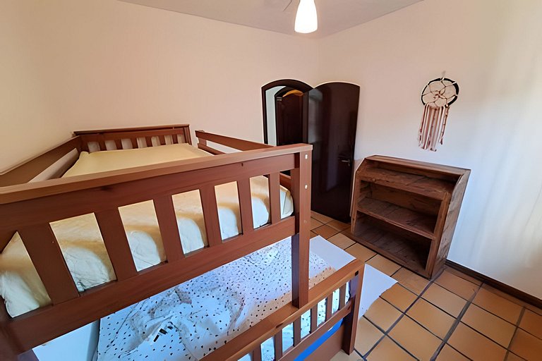 Estilo colonial com piscina e perto da praia