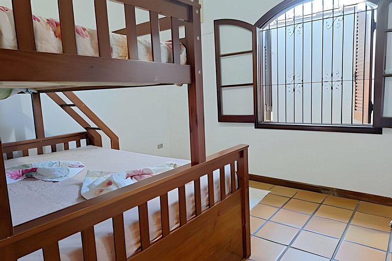 Estilo colonial com piscina e perto da praia