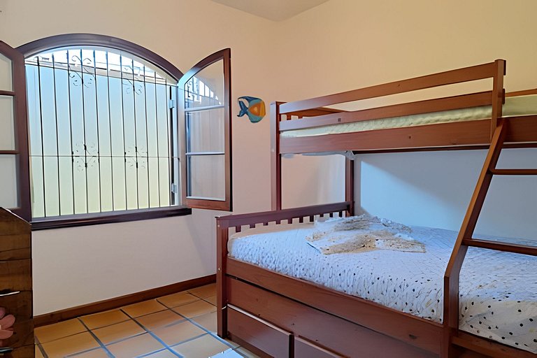 Estilo colonial com piscina e perto da praia