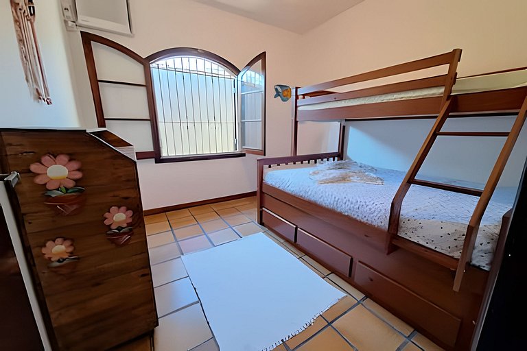 Estilo colonial com piscina e perto da praia