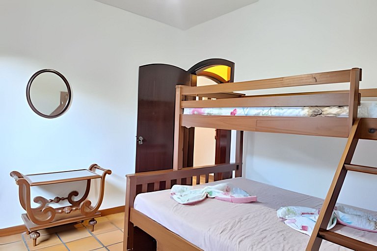 Estilo colonial com piscina e perto da praia