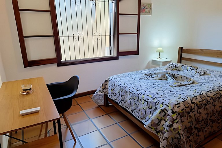 Estilo colonial com piscina e perto da praia