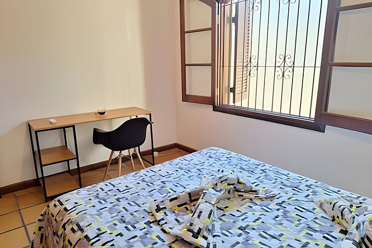 Estilo colonial com piscina e perto da praia