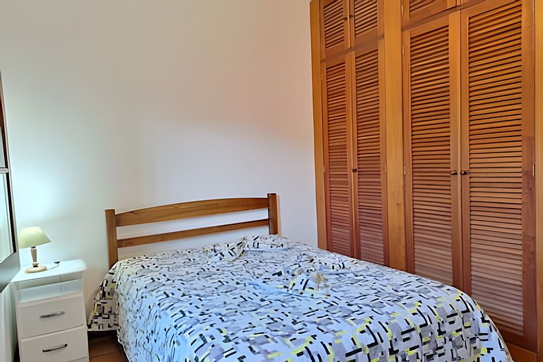 Estilo colonial com piscina e perto da praia