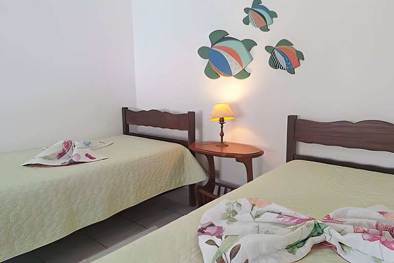 Estilo colonial com piscina e perto da praia