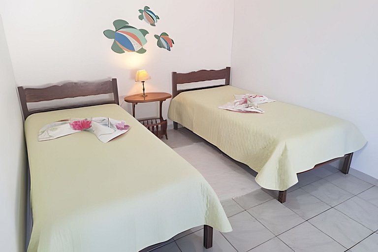 Estilo colonial com piscina e perto da praia