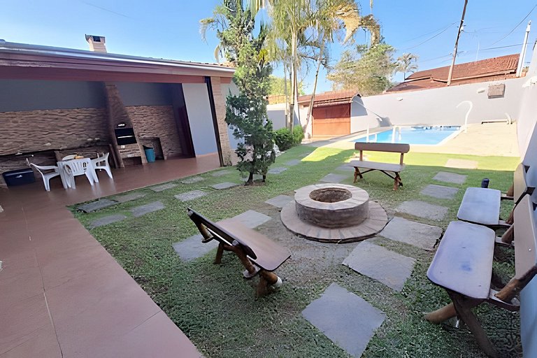 Casa c/ varanda para piscina, a 500 m da praia