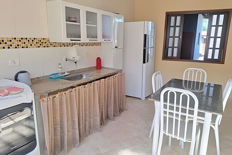 Casa c/ varanda para piscina, a 500 m da praia