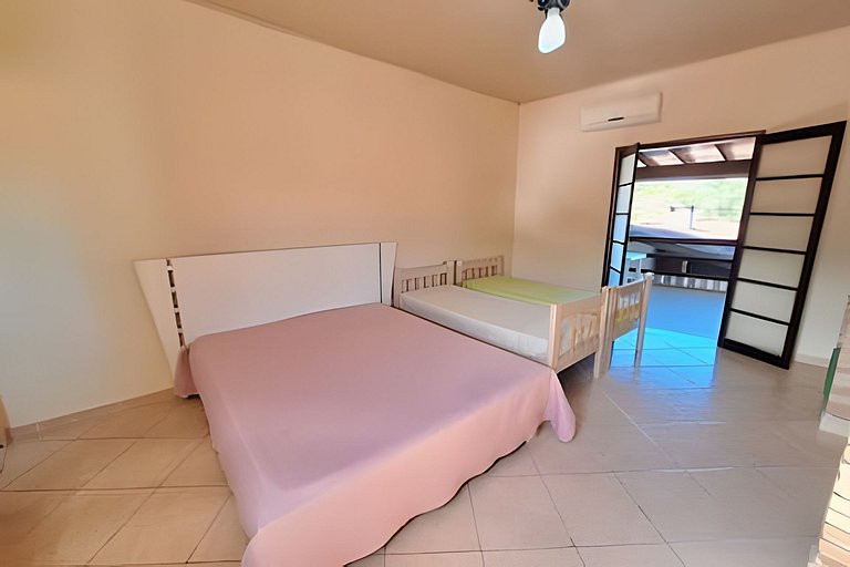 Casa c/ varanda para piscina, a 500 m da praia