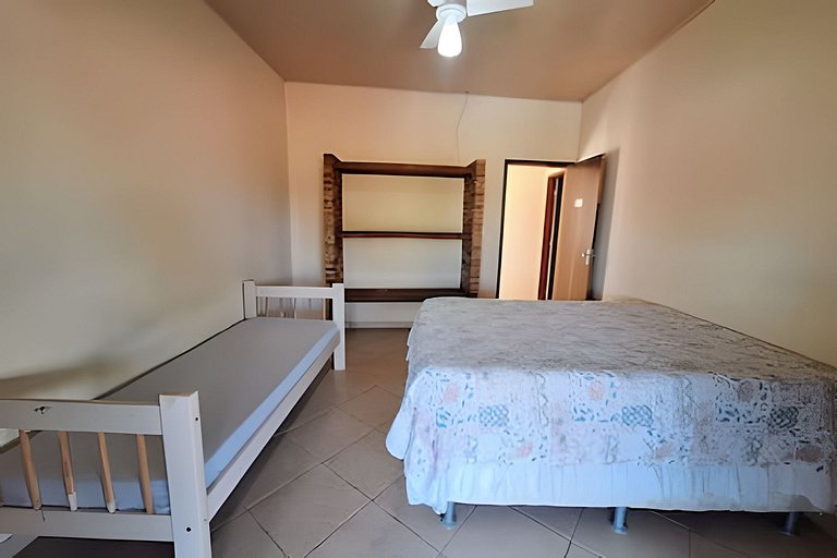 Casa c/ varanda para piscina, a 500 m da praia