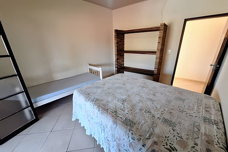 Casa c/ varanda para piscina, a 500 m da praia