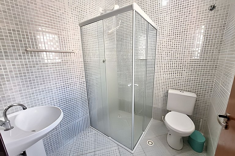 Casa c/ varanda para piscina, a 500 m da praia