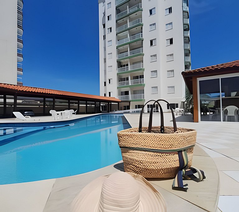 Apto bem equipado ao lado do mar