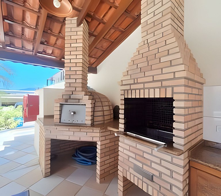 Apto bem equipado ao lado do mar