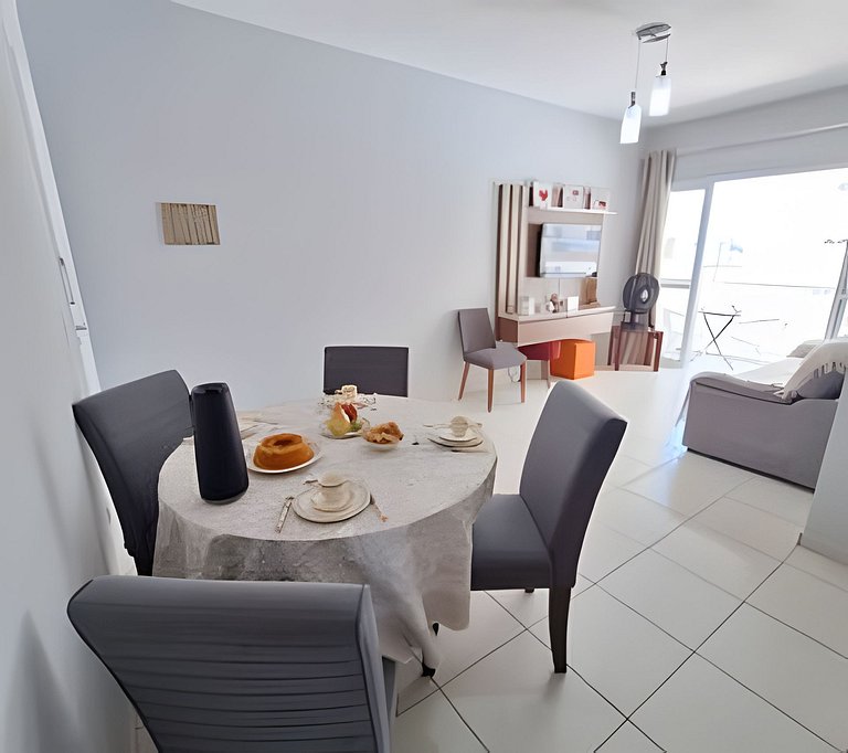 Apto bem equipado ao lado do mar