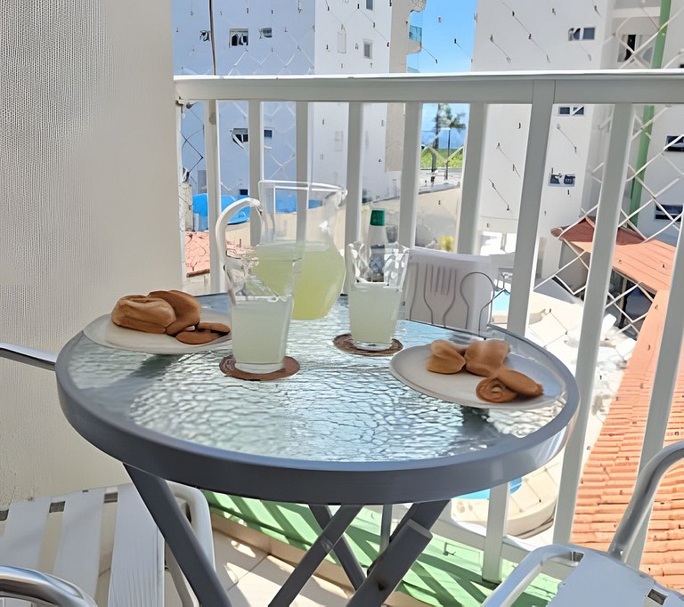 Apto bem equipado ao lado do mar