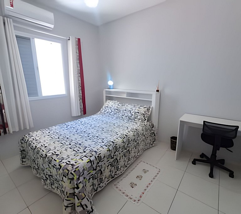 Apto bem equipado ao lado do mar