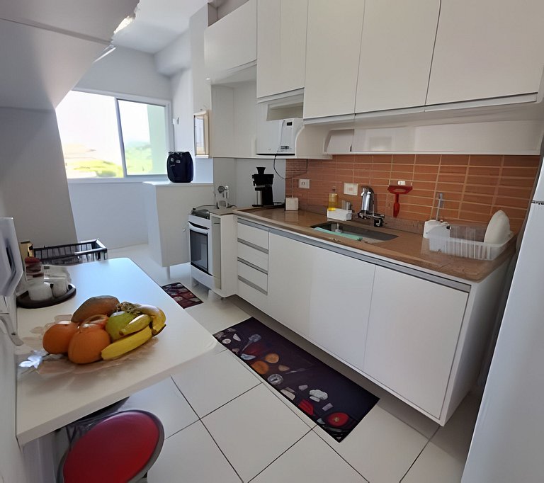 Apto bem equipado ao lado do mar