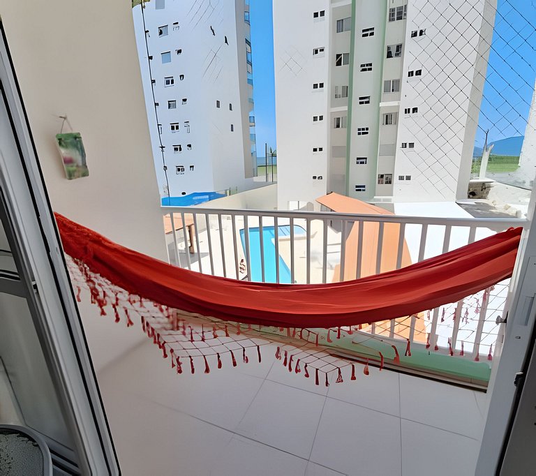 Apto bem equipado ao lado do mar