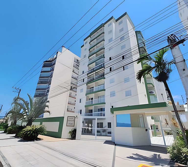 Apto bem equipado ao lado do mar