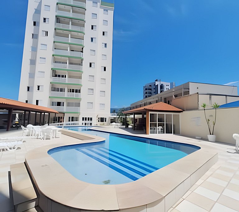 Apto bem equipado ao lado do mar