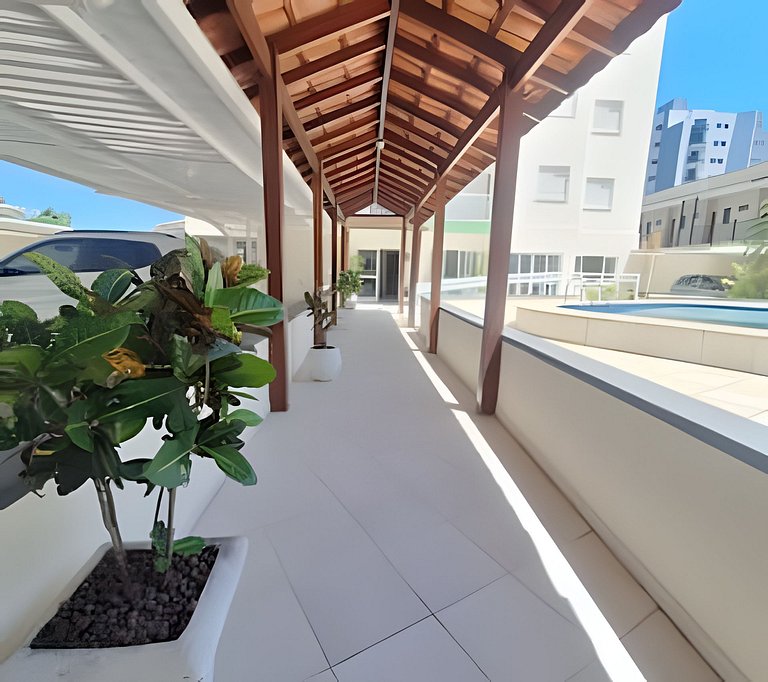 Apto bem equipado ao lado do mar