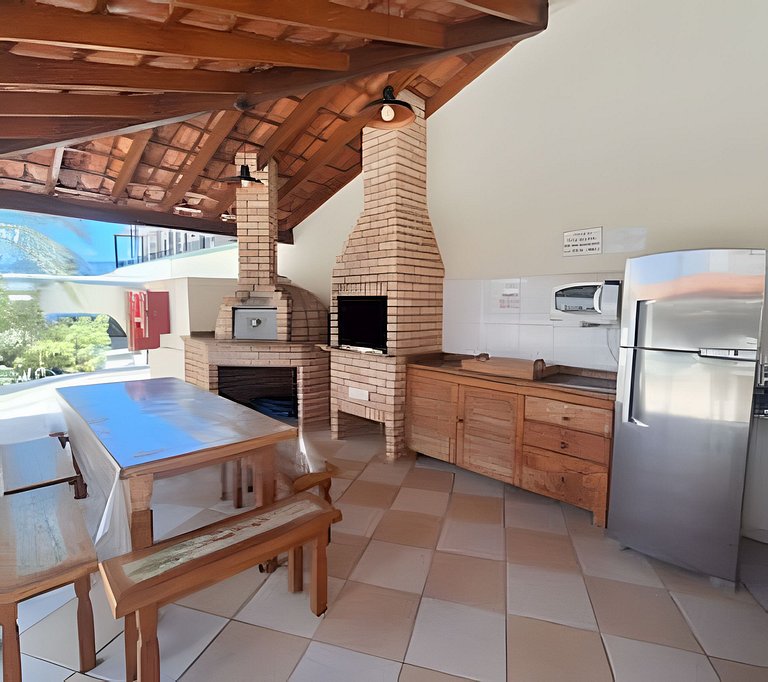 Apto bem equipado ao lado do mar