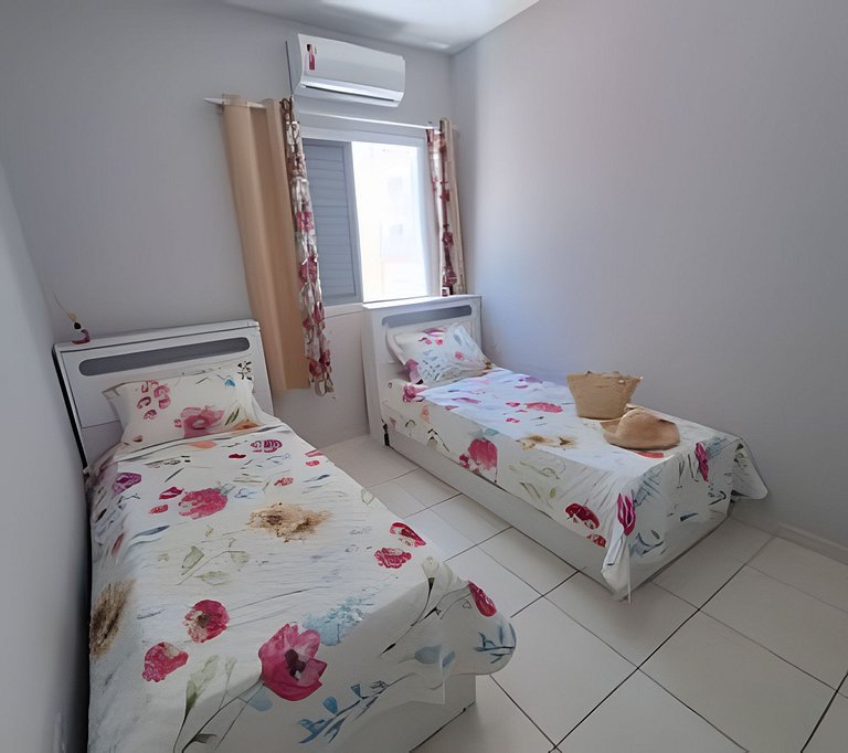 Apto bem equipado ao lado do mar