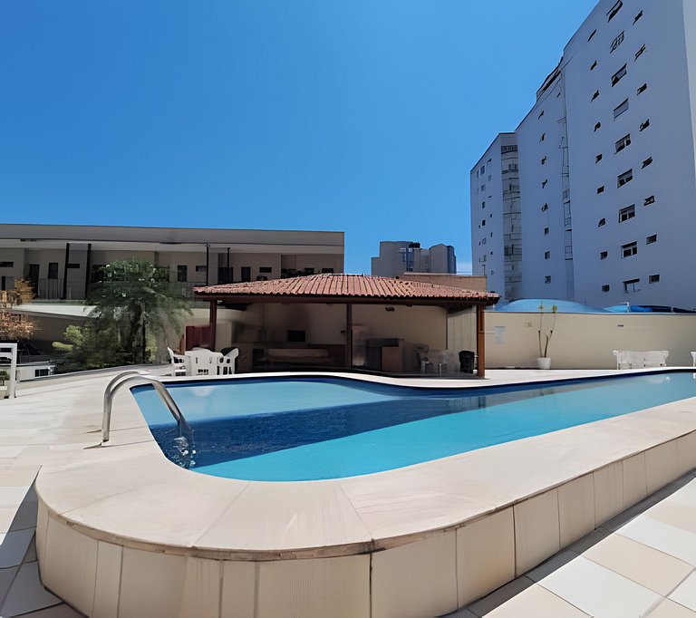 Apto bem equipado ao lado do mar