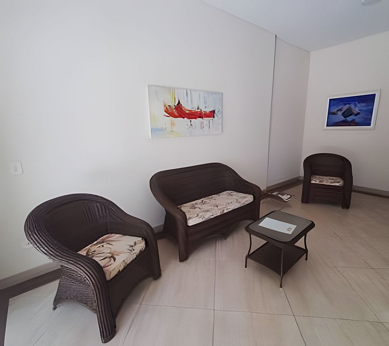 Apto bem equipado ao lado do mar