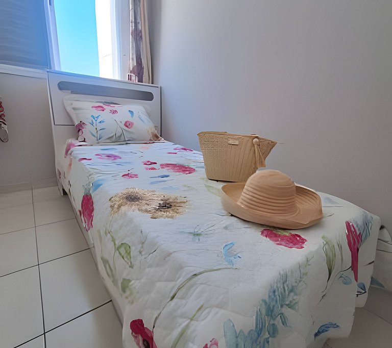 Apto bem equipado ao lado do mar