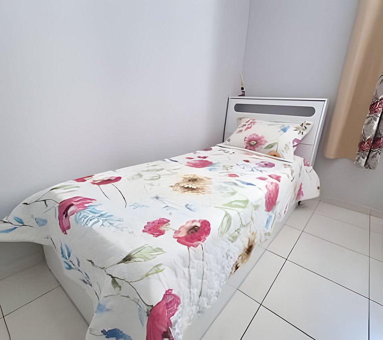 Apto bem equipado ao lado do mar