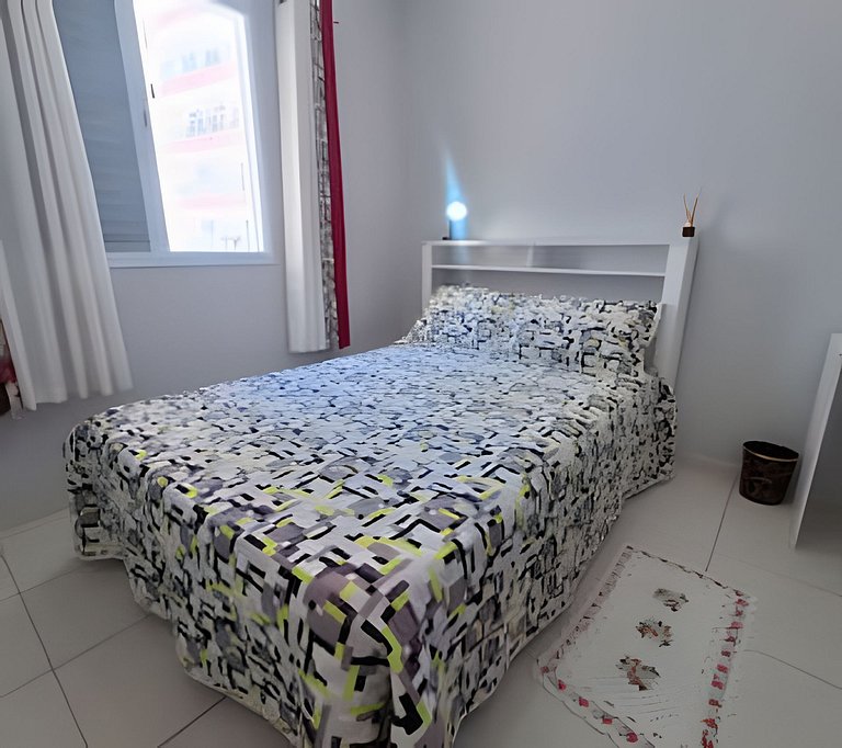 Apto bem equipado ao lado do mar