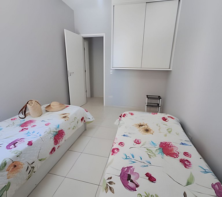 Apto bem equipado ao lado do mar