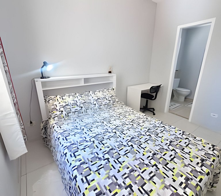 Apto bem equipado ao lado do mar