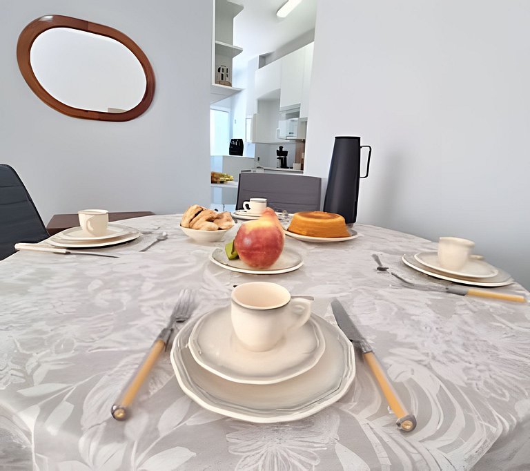 Apto bem equipado ao lado do mar