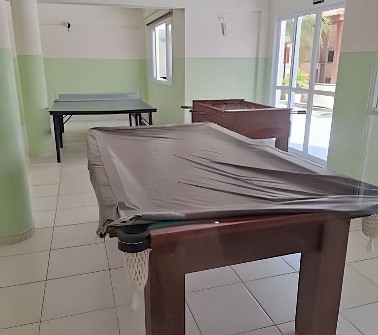 Apto bem equipado ao lado do mar