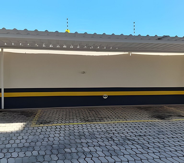 Apto bem equipado ao lado do mar