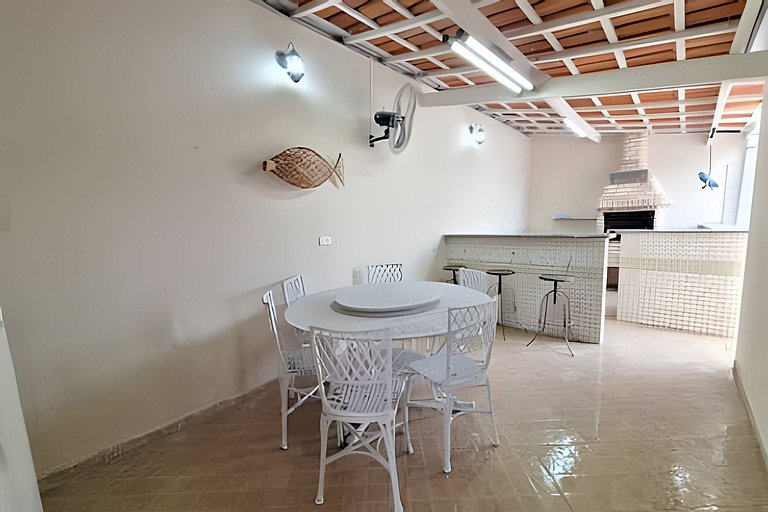 Casa na praia com conforto, piscina e churrasco