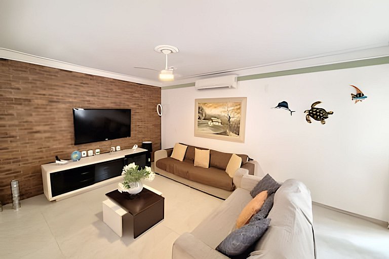 Casa na praia com conforto, piscina e churrasco