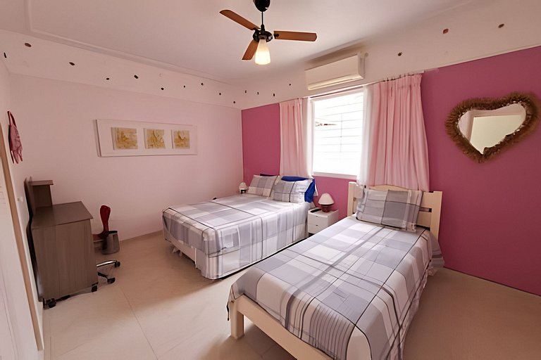 Casa na praia com conforto, piscina e churrasco