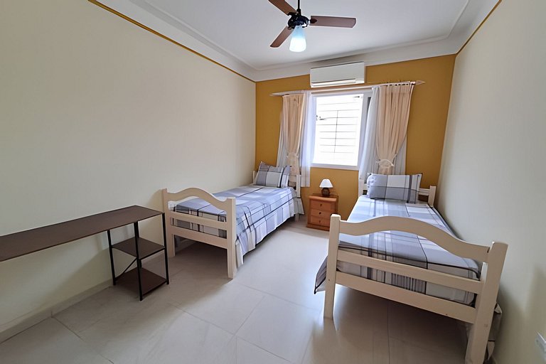 Casa na praia com conforto, piscina e churrasco