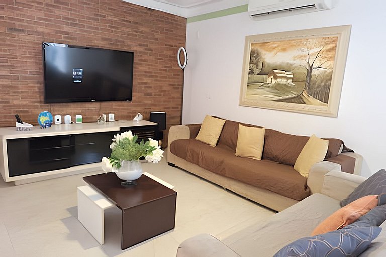 Casa na praia com conforto, piscina e churrasco